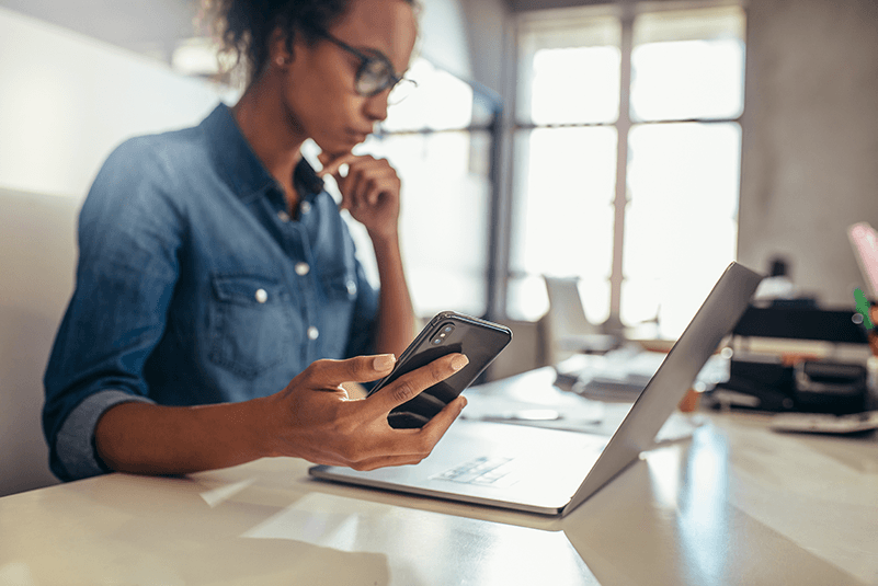 femme-ordinateur-telephone-portable