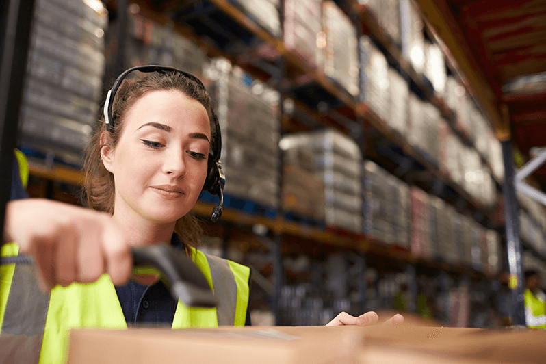 plateforme-logistique-femme-scan-colis