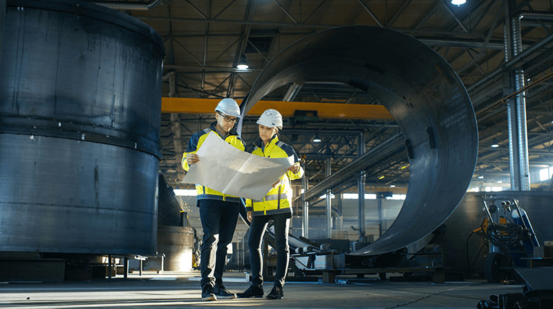 usine-deux-ingenieurs-haute-visibilite